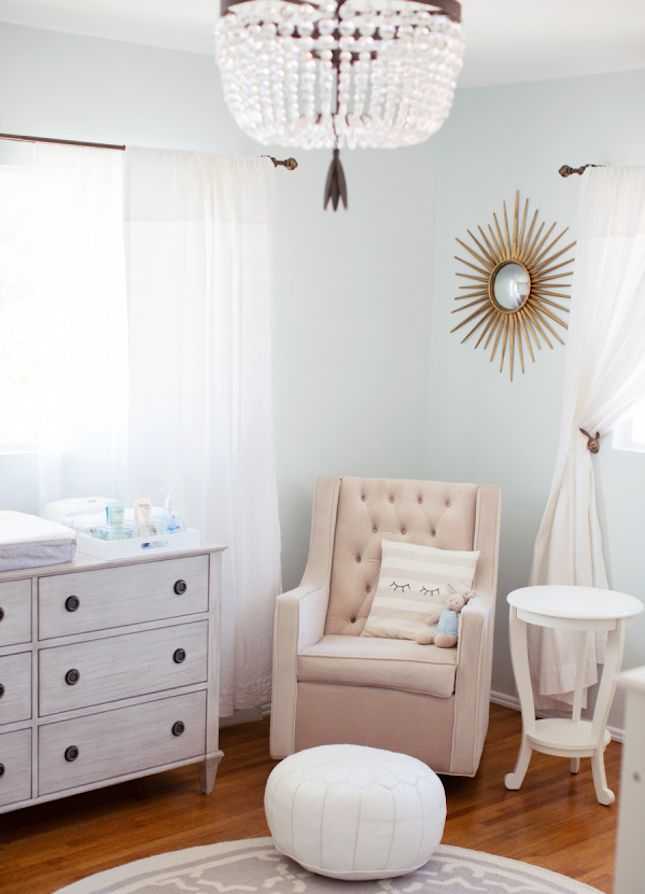 Love the idea of using sunburst mirrors in a kids room for a fun modern touch! 