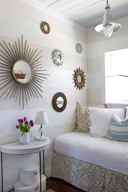 USe sunburst mirrors on a gallery wall for a beautiful symmetrical design. These design tips on using sunburst mirrors are amazing!