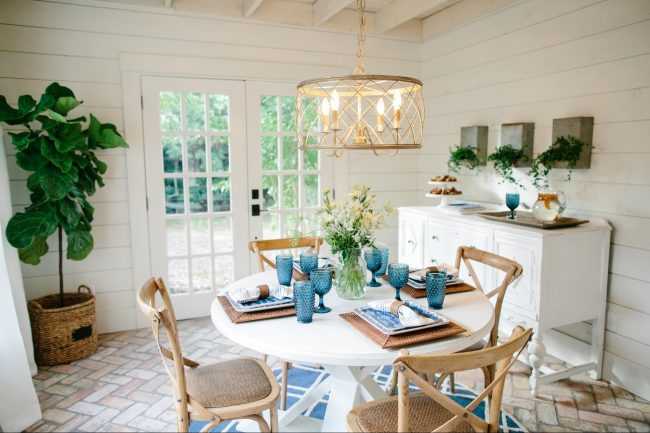 Fixer Upper breakfast nook with blue and white touches. Get the full details on how to recreate this look on A Blissful Nest. ablisfulnest.com #fixerupper #farmhouse #farmhousestyle #breakfastroom #breakfastnook #designtips