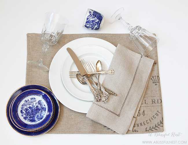 Set the perfect dinner table! We are showing you a simple and easy guide to set a table for your next dinner party. https://ablisfulnest.com/ #placesettings #tabledecor #tablesetting #designtips #entertainingideas 