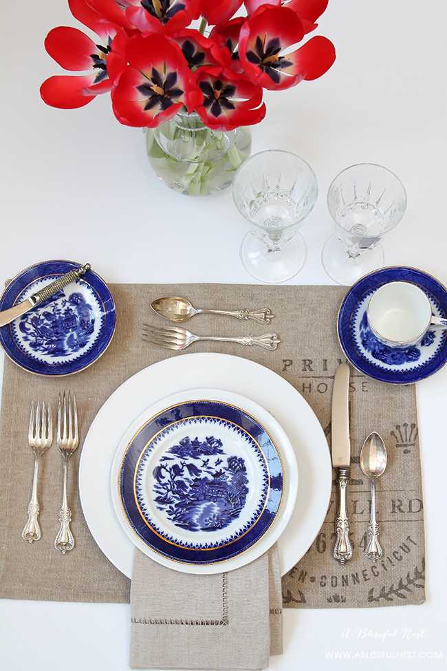 Set the perfect dinner table! We are showing you a simple and easy guide to set a table for your next dinner party. https://ablisfulnest.com/ #placesettings #tabledecor #tablesetting #designtips #entertainingideas 