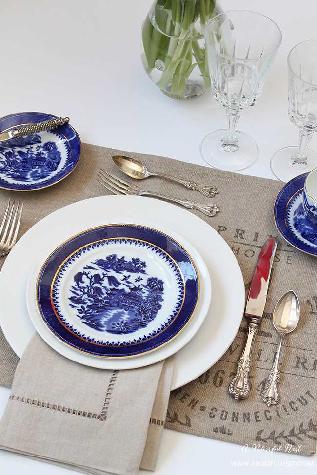 Set the perfect dinner table! We are showing you a simple and easy guide to set a table for your next dinner party. https://ablisfulnest.com/ #placesettings #tabledecor #tablesetting #designtips #entertainingideas 