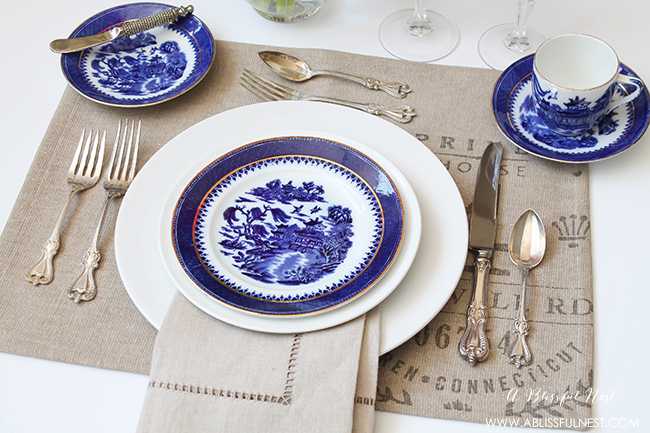 Set the perfect dinner table! We are showing you a simple and easy guide to set a table for your next dinner party. https://ablisfulnest.com/ #placesettings #tabledecor #tablesetting #designtips #entertainingideas