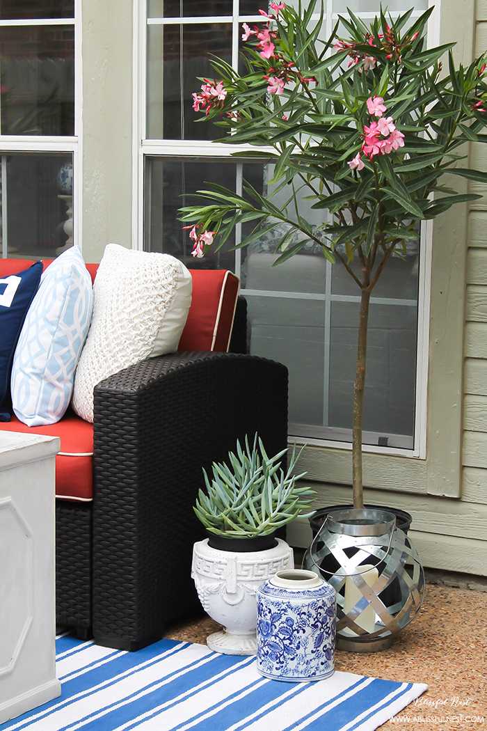 If you've got a small patio then you are not alone. BUT you do not have to sacrifice that designer look because of space issues. We are showing you simple tips to get that designer look with these small patio solutions. Via A Blissful Nest https://ablisfulnest.com #patiodecor #backyarddecor #homedecor #interiordesign #designtips