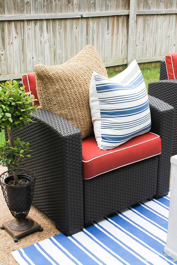 If you've got a small patio then you are not alone. BUT you do not have to sacrifice that designer look because of space issues. We are showing you simple tips to get that designer look with these small patio solutions. Via A Blissful Nest https://ablisfulnest.com #patiodecor #backyarddecor #homedecor #interiordesign #designtips