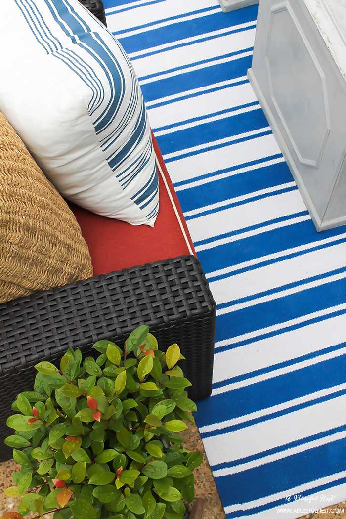 If you've got a small patio then you are not alone. BUT you do not have to sacrifice that designer look because of space issues. We are showing you simple tips to get that designer look with these small patio solutions. Via A Blissful Nest https://ablisfulnest.com #patiodecor #backyarddecor #homedecor #interiordesign #designtips