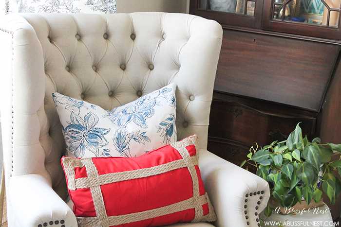 I adore the vintage Americana 4th of July mantle decor! With pops of aqua this is the perfect 4th of July decor by A Blissful Nest. https://ablisfulnest.com #4thofjuly #redwhiteandblue #4thofjulydecor