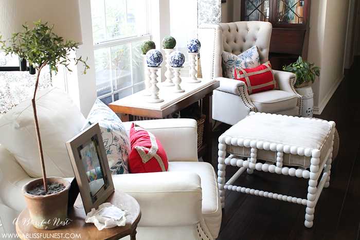 I adore the vintage Americana 4th of July mantle decor! With pops of aqua this is the perfect 4th of July decor by A Blissful Nest. https://ablisfulnest.com #4thofjuly #redwhiteandblue #4thofjulydecor