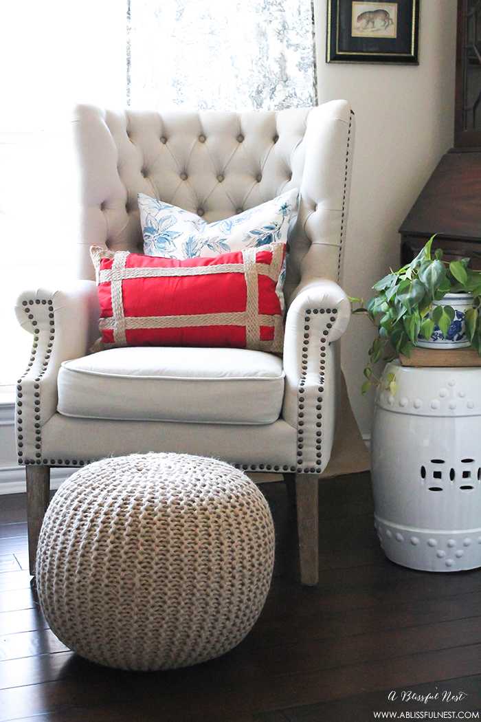 I adore the vintage Americana 4th of July mantle decor! With pops of aqua this is the perfect 4th of July decor by A Blissful Nest. https://ablisfulnest.com #4thofjuly #redwhiteandblue #4thofjulydecor