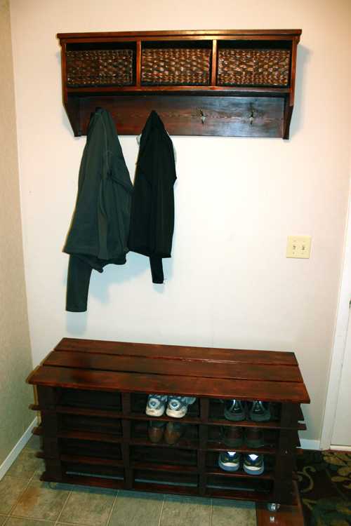 Pallet Shoe Bench, 20 Amazing Projects via A Blissful Nest