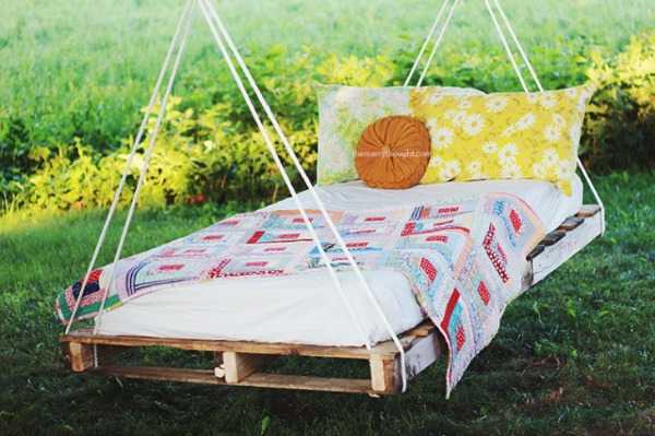 Pallet Swing Bed, 20 Amazing Pallet Projects via A Blissful Nest