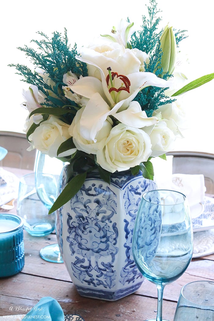 Fresh coastal table décor ideas for the perfect summer night. Grab these tips on setting the perfect coastal tablescape by A Blissful Nest. https://ablisfulnest.com/ #coastal #tabledecor #tabledecorideas #coastalinteriors #coastalroom #ocean #blueandwhite