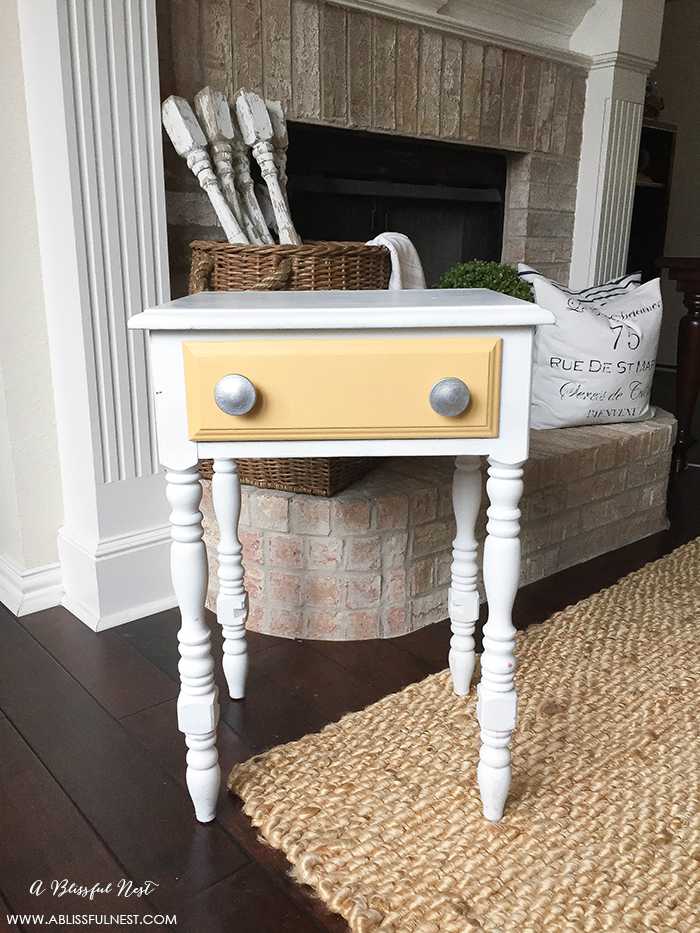 This is such a great review on using Krylon’s new Chalk Spray paint! Everything you need to know to use this method of painting furniture and accessories with a spray chalk paint. Get more information on https://ablisfulnest.com/ #chalkpaint #tablemakeover #diyfurniture