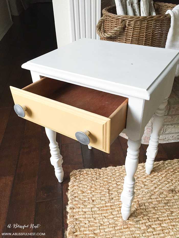 This is such a great review on using Krylon’s new Chalk Spray paint! Everything you need to know to use this method of painting furniture and accessories with a spray chalk paint. Get more information on https://ablisfulnest.com/ #chalkpaint #tablemakeover #diyfurniture