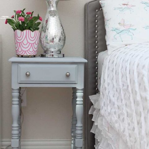 This is such a great review on using Krylon’s new Chalk Spray paint! Everything you need to know to use this method of painting furniture and accessories with a spray chalk paint. Get more information on https://ablisfulnest.com/ #chalkpaint #tablemakeover #diyfurniture