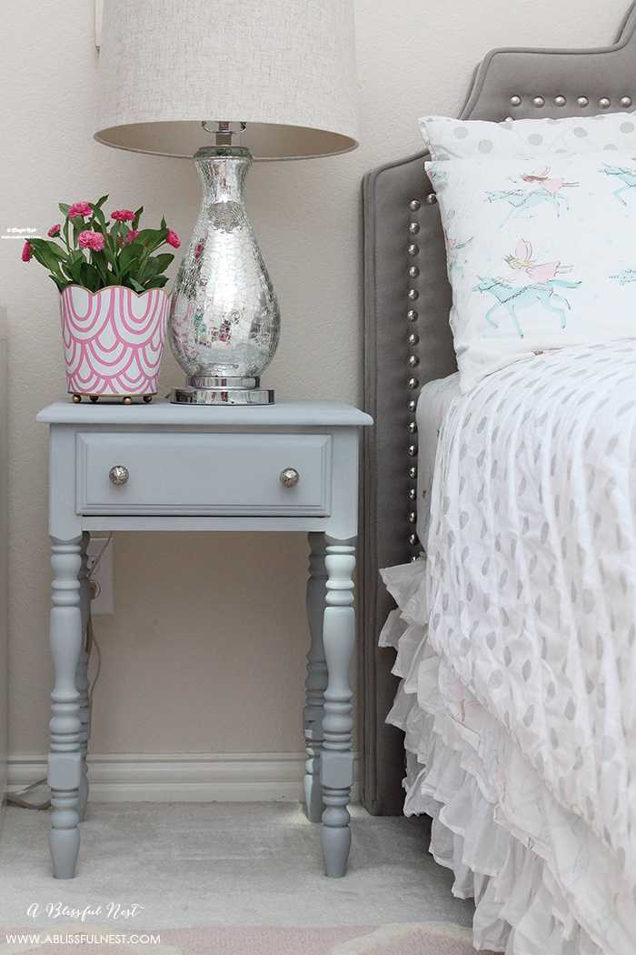 This is such a great review on using Krylon’s new Chalk Spray paint! Everything you need to know to use this method of painting furniture and accessories with a spray chalk paint. Get more information on https://ablisfulnest.com/ #chalkpaint #tablemakeover #diyfurniture