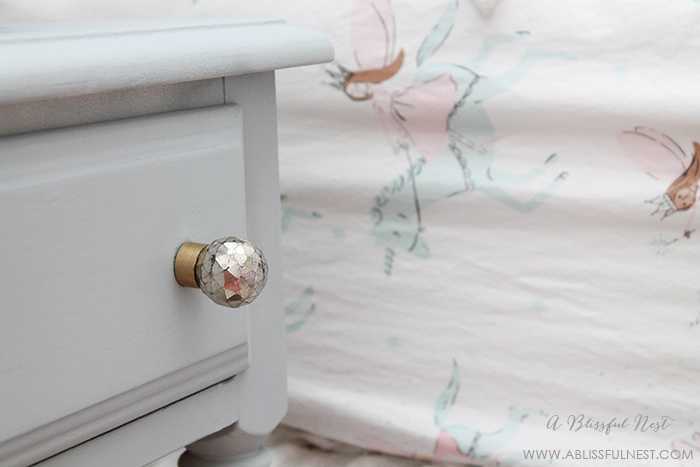 This is such a great review on using Krylon’s new Chalk Spray paint! Everything you need to know to use this method of painting furniture and accessories with a spray chalk paint. Get more information on https://ablisfulnest.com/ #chalkpaint #tablemakeover #diyfurniture