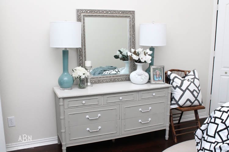 Follow this simple tutorial on how to use chalk furniture paint to makeover a piece of furniture. Such a gorgeous chalk furniture paint dresser makeover by A Blissful Nest. https://ablisfulnest.com/ #chalkpainttutorial #chalkpaintmakeover #dresser #furnituremakeover #bedroomideas