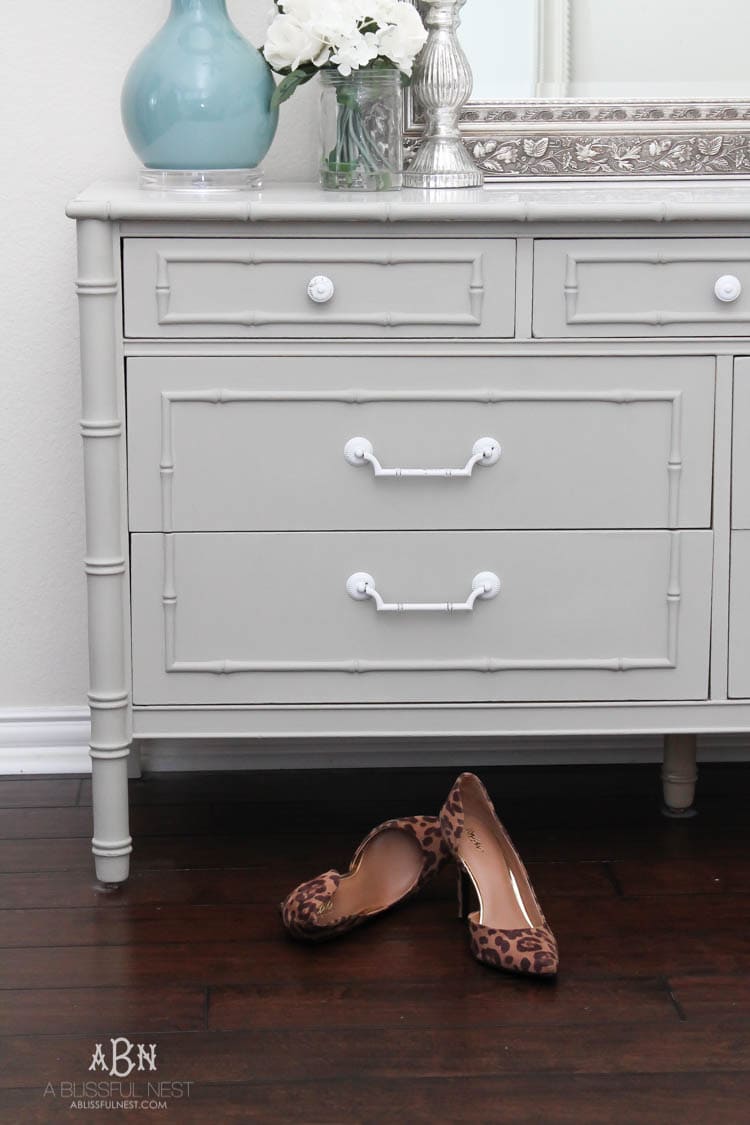 Follow this simple tutorial on how to use chalk furniture paint to makeover a piece of furniture. Such a gorgeous chalk furniture paint dresser makeover by A Blissful Nest. https://ablisfulnest.com/ #chalkpainttutorial #chalkpaintmakeover #dresser #furnituremakeover #bedroomideas