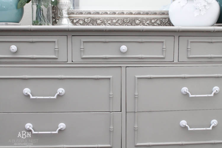 Follow this simple tutorial on how to use chalk furniture paint to makeover a piece of furniture. Such a gorgeous chalk furniture paint dresser makeover by A Blissful Nest. https://ablisfulnest.com/ #chalkpainttutorial #chalkpaintmakeover #dresser #furnituremakeover #bedroomideas
