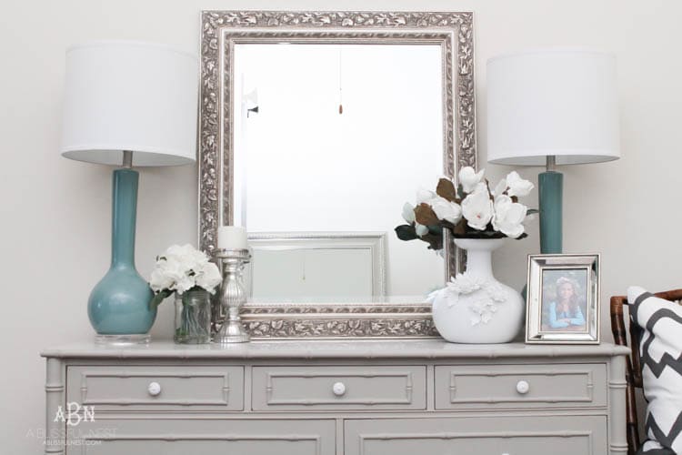 Follow this simple tutorial on how to use chalk furniture paint to makeover a piece of furniture. Such a gorgeous chalk furniture paint dresser makeover by A Blissful Nest. https://ablisfulnest.com/ #chalkpainttutorial #chalkpaintmakeover #dresser #furnituremakeover #bedroomideas
