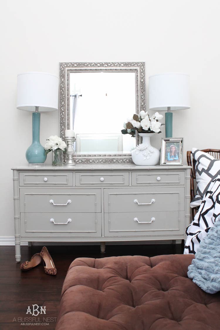 Follow this simple tutorial on how to use chalk furniture paint to makeover a piece of furniture. Such a gorgeous chalk furniture paint dresser makeover by A Blissful Nest. https://ablisfulnest.com/ #chalkpainttutorial #chalkpaintmakeover #dresser #furnituremakeover #bedroomideas