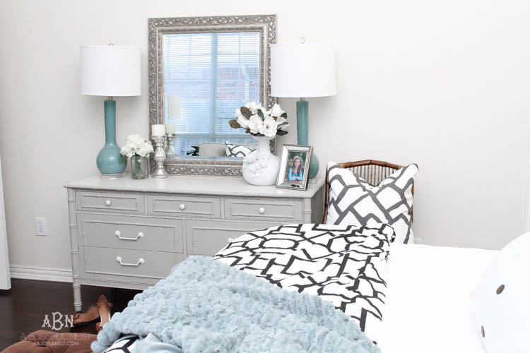 Follow this simple tutorial on how to use chalk furniture paint to makeover a piece of furniture. Such a gorgeous chalk furniture paint dresser makeover by A Blissful Nest. https://ablisfulnest.com/ #chalkpainttutorial #chalkpaintmakeover #dresser #furnituremakeover #bedroomideas
