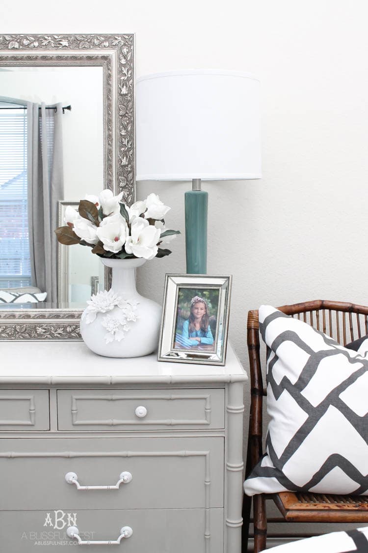 Follow this simple tutorial on how to use chalk furniture paint to makeover a piece of furniture. Such a gorgeous chalk furniture paint dresser makeover by A Blissful Nest. https://ablisfulnest.com/ #chalkpainttutorial #chalkpaintmakeover #dresser #furnituremakeover #bedroomideas