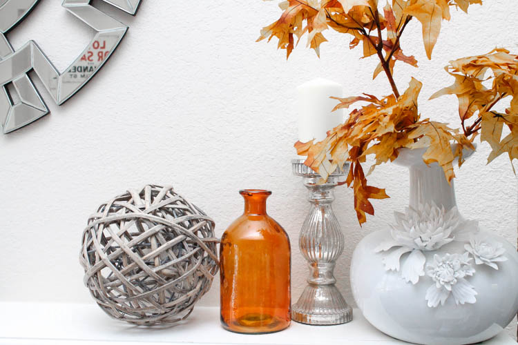 Check out these gorgeous coastal accents in this fall home tour with A Blissful Nest! Love the pops of orange in this home with its neutral pallet. See more at https://ablisfulnest.com/ #fallfrontporch #falldecorating #falldecor #fallhometour