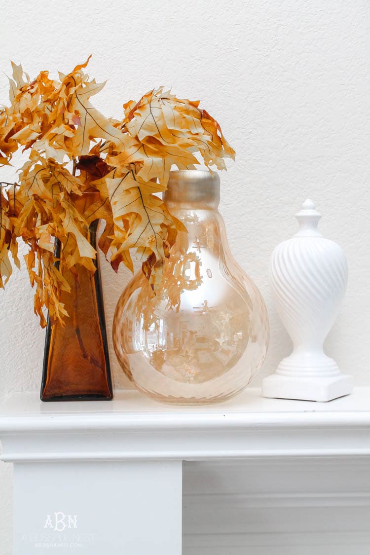 Check out these gorgeous coastal accents in this fall home tour with A Blissful Nest! Love the pops of orange in this home with its neutral pallet. See more at https://ablisfulnest.com/ #fallfrontporch #falldecorating #falldecor #fallhometour