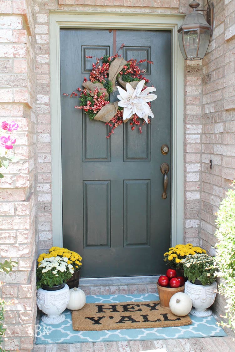 Check out these gorgeous coastal accents in this fall home tour with A Blissful Nest! Love the pops of orange in this home with its neutral pallet. See more at https://ablisfulnest.com/ #fallfrontporch #falldecorating #falldecor #fallhometour
