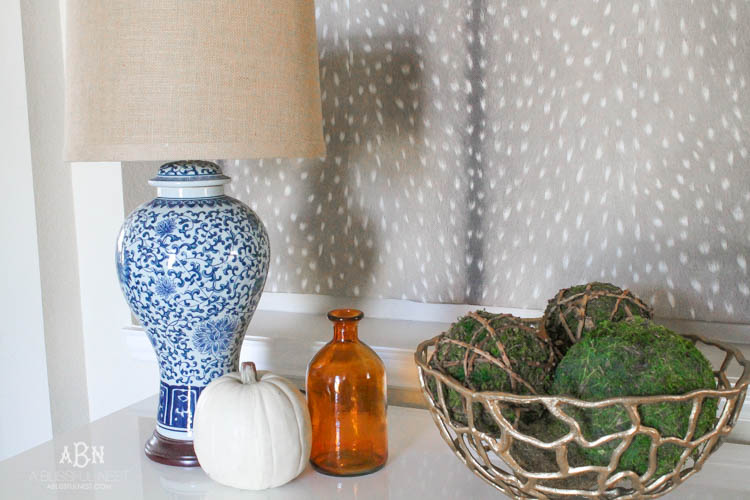 Check out these gorgeous coastal accents in this fall home tour with A Blissful Nest! Love the pops of orange in this home with its neutral pallet. See more at https://ablisfulnest.com/ #fallfrontporch #falldecorating #falldecor #fallhometour