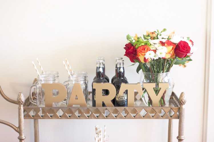 This festive fall bar cart is perfect for any entertaining occasion or even a quiet evening at home. Be prepared for anyone who may stop by, too! Seen on https://ablisfulnest.com/