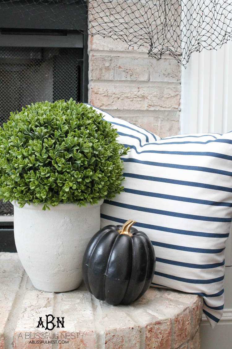 Get 20 tips on how to decorate for Halloween from some of the top home bloggers! These tips are amazing! https://ablisfulnest.com/ #halloweendecor #halloweendecorating