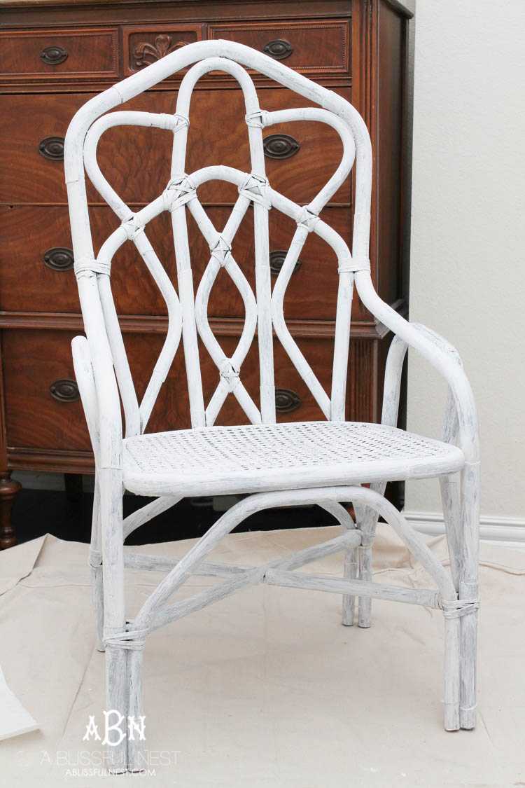 Get these simple and easy steps for this gorgeous chalk furniture paint tutorial from A Blissful Nest. An amazing transformation on a flea market piece! https://ablisfulnest.com/ #chalkpaint #chalkfurniturepaint 