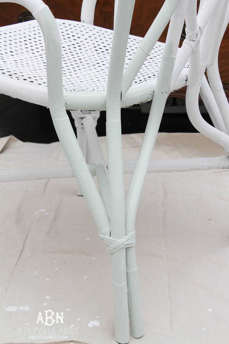 Get these simple and easy steps for this gorgeous chalk furniture paint tutorial from A Blissful Nest. An amazing transformation on a flea market piece! https://ablisfulnest.com/ #chalkpaint #chalkfurniturepaint 