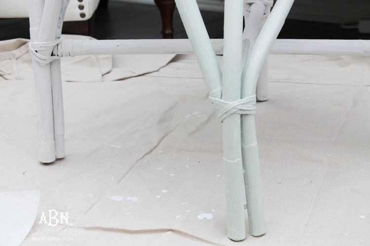 Get these simple and easy steps for this gorgeous chalk furniture paint tutorial from A Blissful Nest. An amazing transformation on a flea market piece! https://ablisfulnest.com/ #chalkpaint #chalkfurniturepaint 