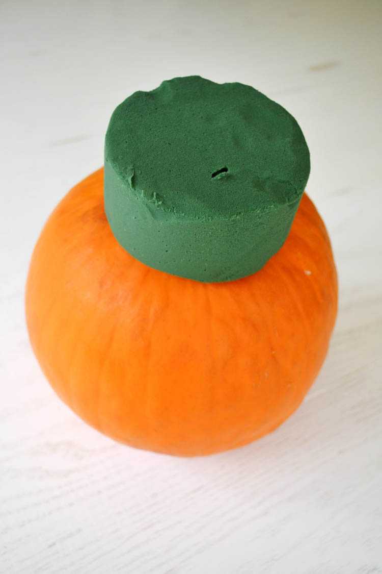 A super cute and simple DIY pumpkin centerpiece idea perfect for a fall table or Thanksgiving table idea! See more on https://ablisfulnest.com/ #falltable #pumpkinideas #falldecor