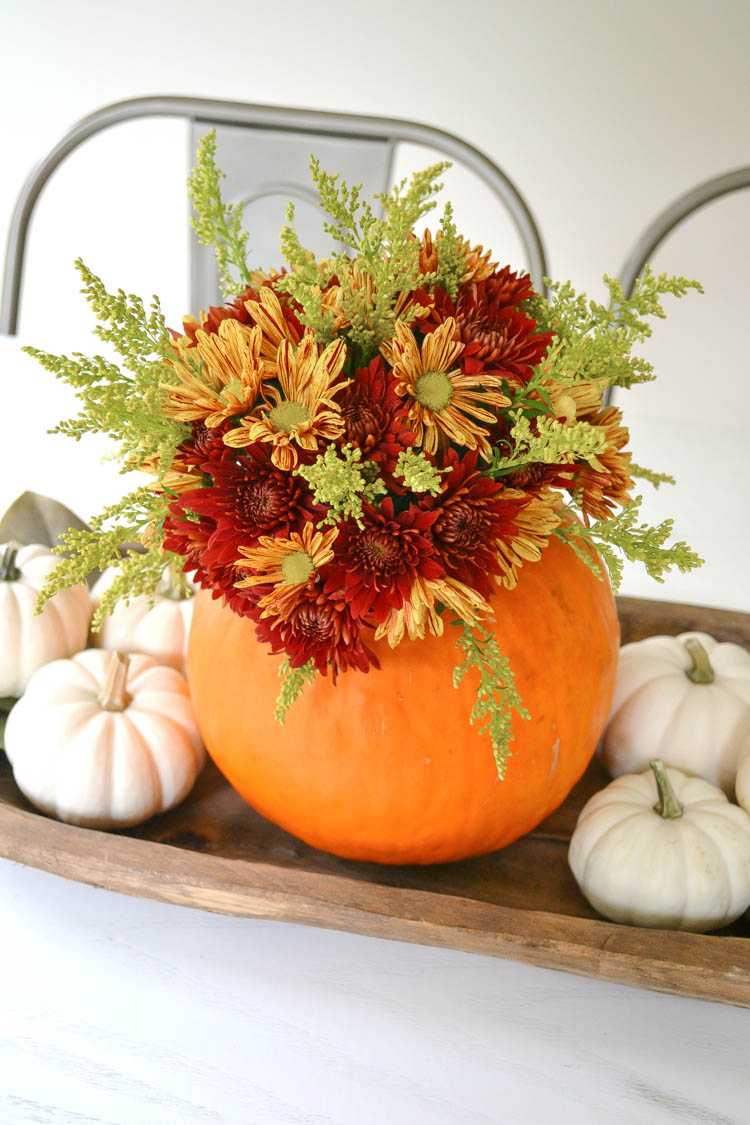 A super cute and simple DIY pumpkin centerpiece idea perfect for a fall table or Thanksgiving table idea! See more on https://ablisfulnest.com/ #falltable #pumpkinideas #falldecor