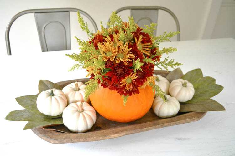 A super cute and simple DIY pumpkin centerpiece idea perfect for a fall table or Thanksgiving table idea! See more on https://ablisfulnest.com/ #falltable #pumpkinideas #falldecor