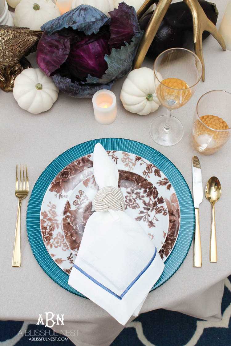 Not everyone has big Thanksgiving dinners but they can still be high with style. Snag our sources on setting the most gorgeous table this year! See more on https://ablisfulnest.com/ #thanksgivingtabledecor #thanksgivingideas