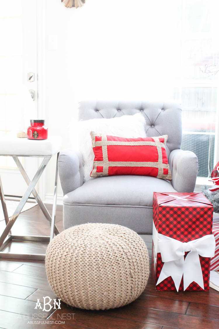 Gorgeous red and white Christmas tree décor ideas! Make your own classic Christmas tree with these tips! See more on https://ablisfulnest.com/ #christmastree #christmastreeideas #chistmasdecor