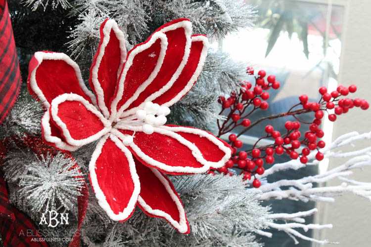 Gorgeous red and white Christmas tree décor ideas! Make your own classic Christmas tree with these tips! See more on https://ablisfulnest.com/ #christmastree #christmastreeideas #chistmasdecor
