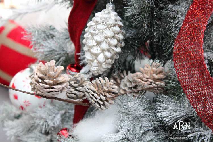 Gorgeous red and white Christmas tree décor ideas! Make your own classic Christmas tree with these tips! See more on https://ablisfulnest.com/ #christmastree #christmastreeideas #chistmasdecor