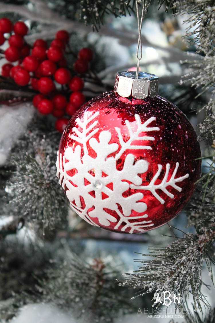 Gorgeous red and white Christmas tree décor ideas! Make your own classic Christmas tree with these tips! See more on https://ablisfulnest.com/ #christmastree #christmastreeideas #chistmasdecor