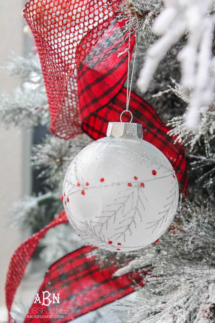 Gorgeous red and white Christmas tree décor ideas! Make your own classic Christmas tree with these tips! See more on https://ablisfulnest.com/ #christmastree #christmastreeideas #chistmasdecor