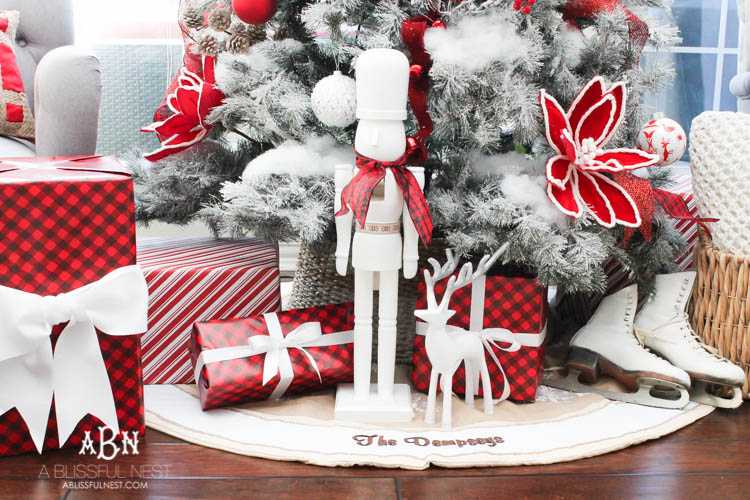 Gorgeous red and white Christmas tree décor ideas! Make your own classic Christmas tree with these tips! See more on https://ablisfulnest.com/ #christmastree #christmastreeideas #chistmasdecor