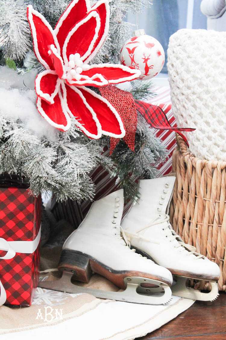 Gorgeous red and white Christmas tree décor ideas! Make your own classic Christmas tree with these tips! See more on https://ablisfulnest.com/ #christmastree #christmastreeideas #chistmasdecor