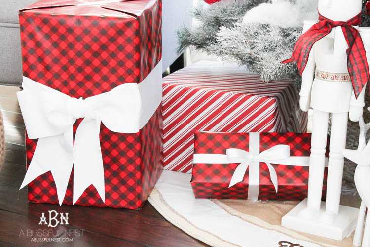 Gorgeous red and white Christmas tree décor ideas! Make your own classic Christmas tree with these tips! See more on https://ablisfulnest.com/ #christmastree #christmastreeideas #chistmasdecor