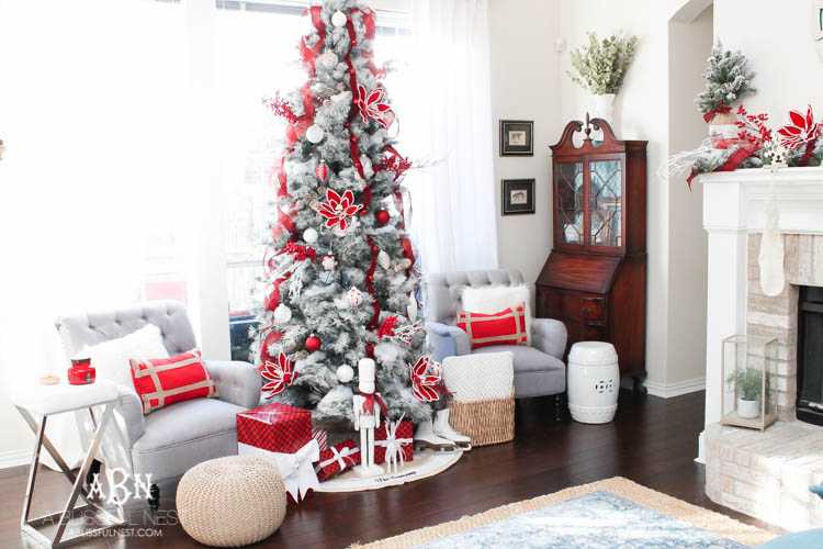 Gorgeous red and white Christmas tree décor ideas! Make your own classic Christmas tree with these tips! See more on https://ablisfulnest.com/ #christmastree #christmastreeideas #chistmasdecor